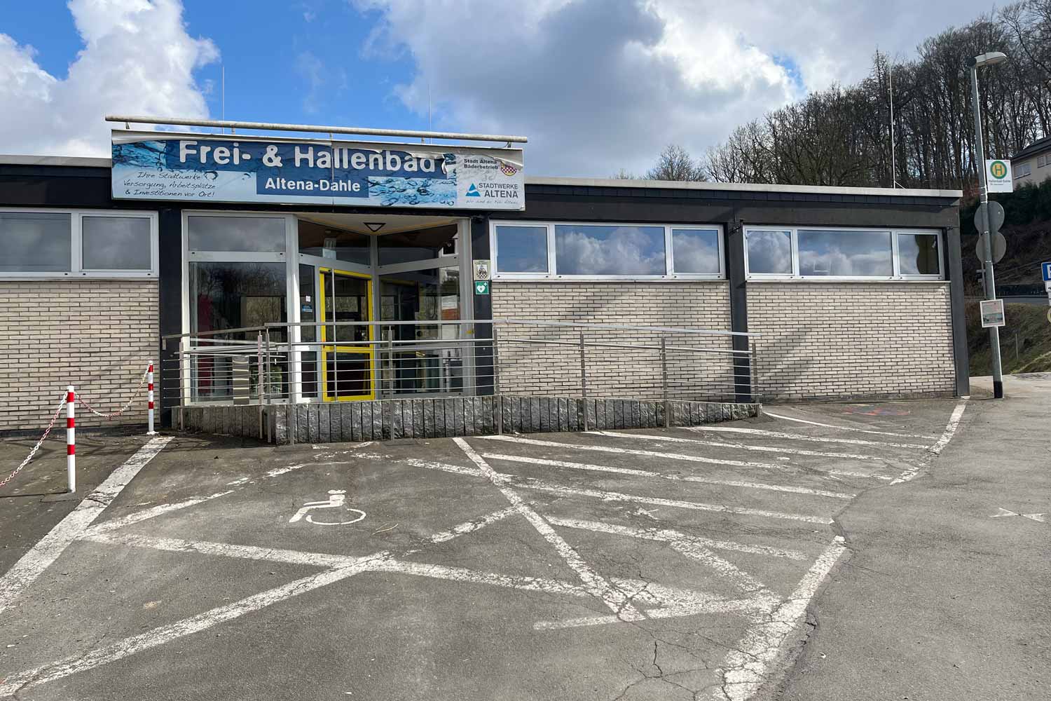 Blick auf den Eingangsbereich vom Freibad in Dahle