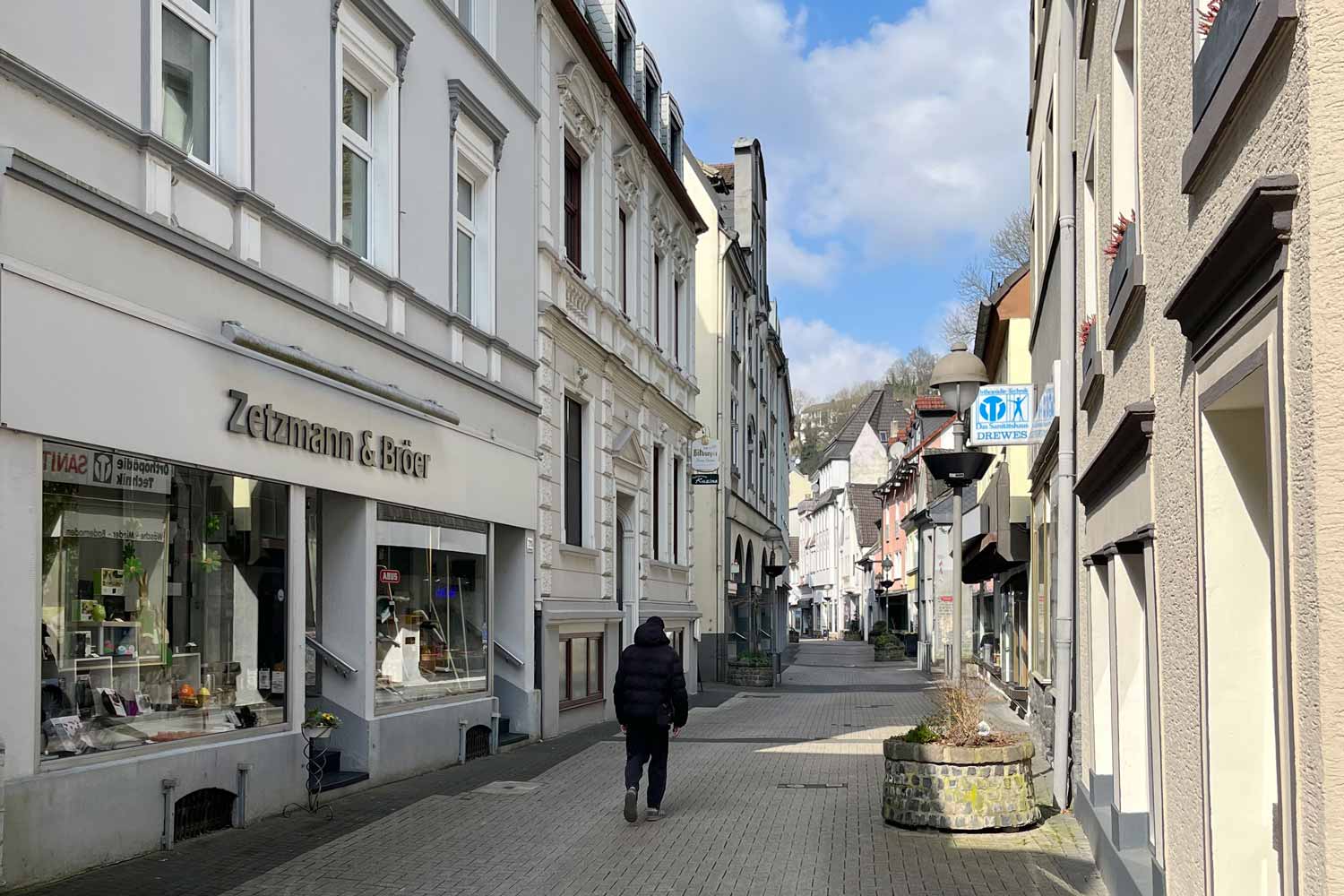 Blick in die (fast) menschenleere Fußgängerzone von Altena