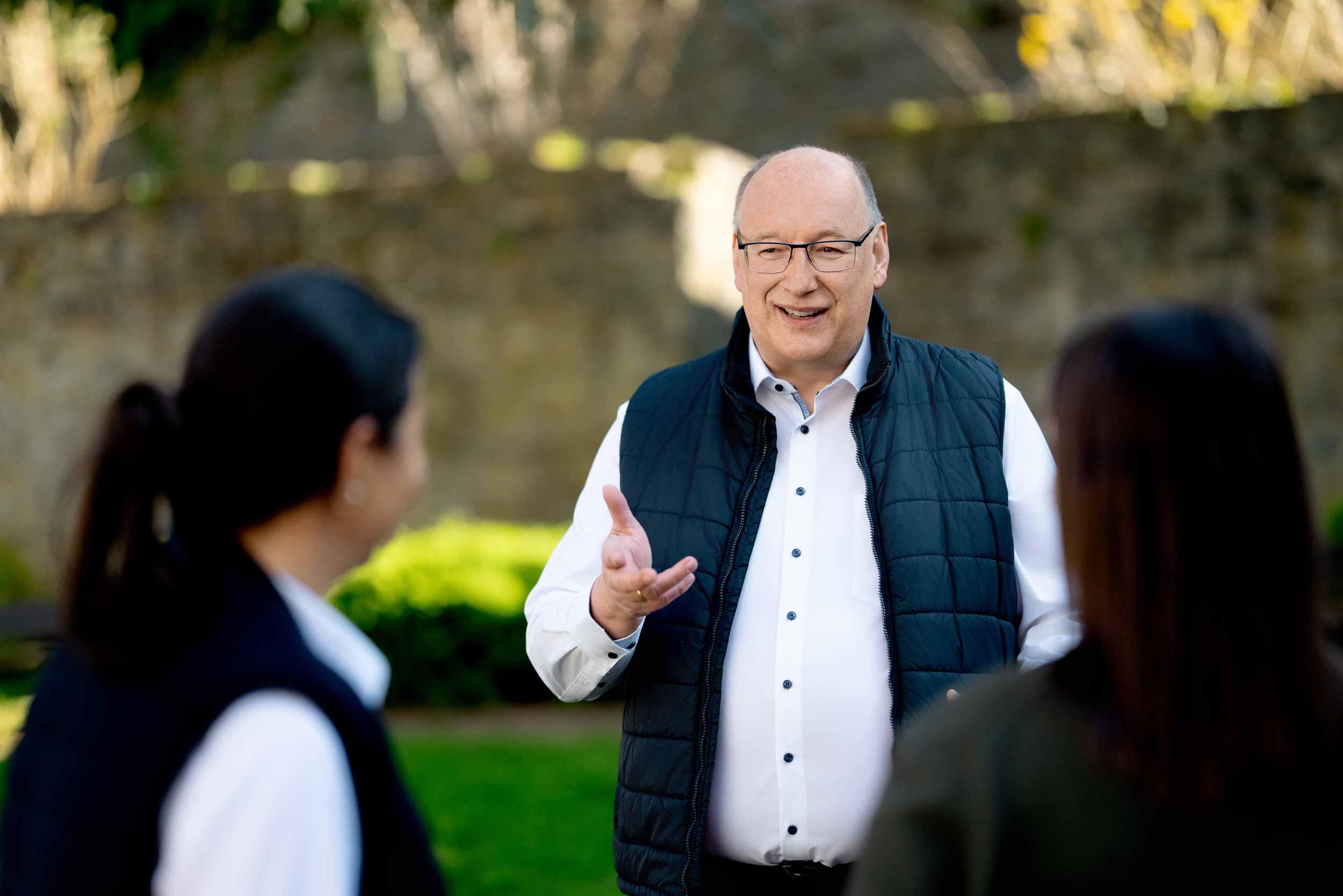 Guido im Gespräch mit zwei Frauen