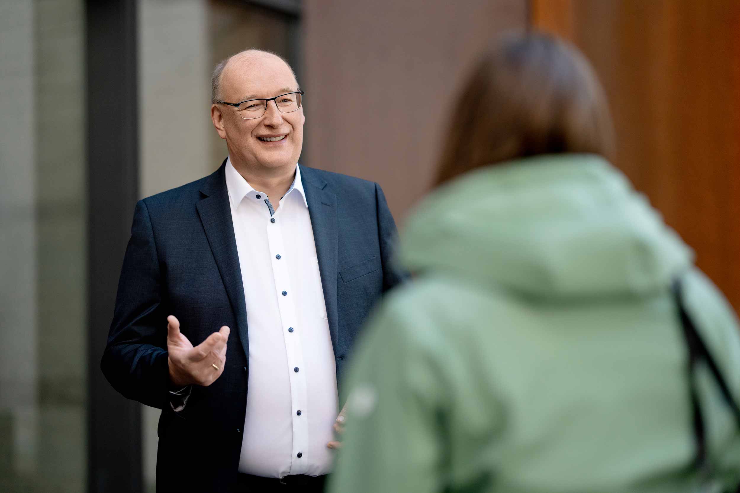 Guido im Gespräch mit einer Person