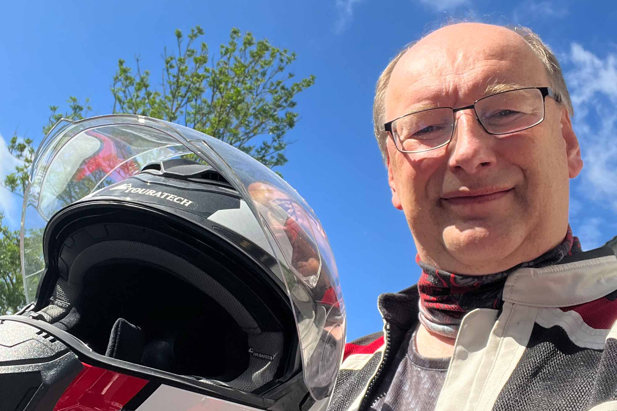 Guido mit Motorradhelm