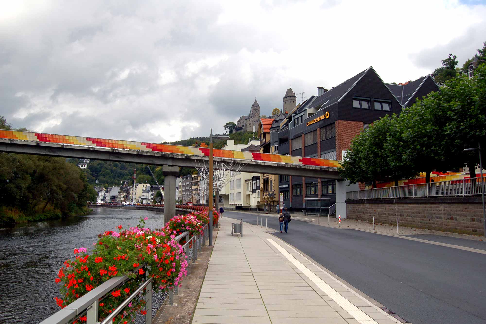 Das Bild zeigt eine saubere StraĂźe in Altena direkt an der Lenne