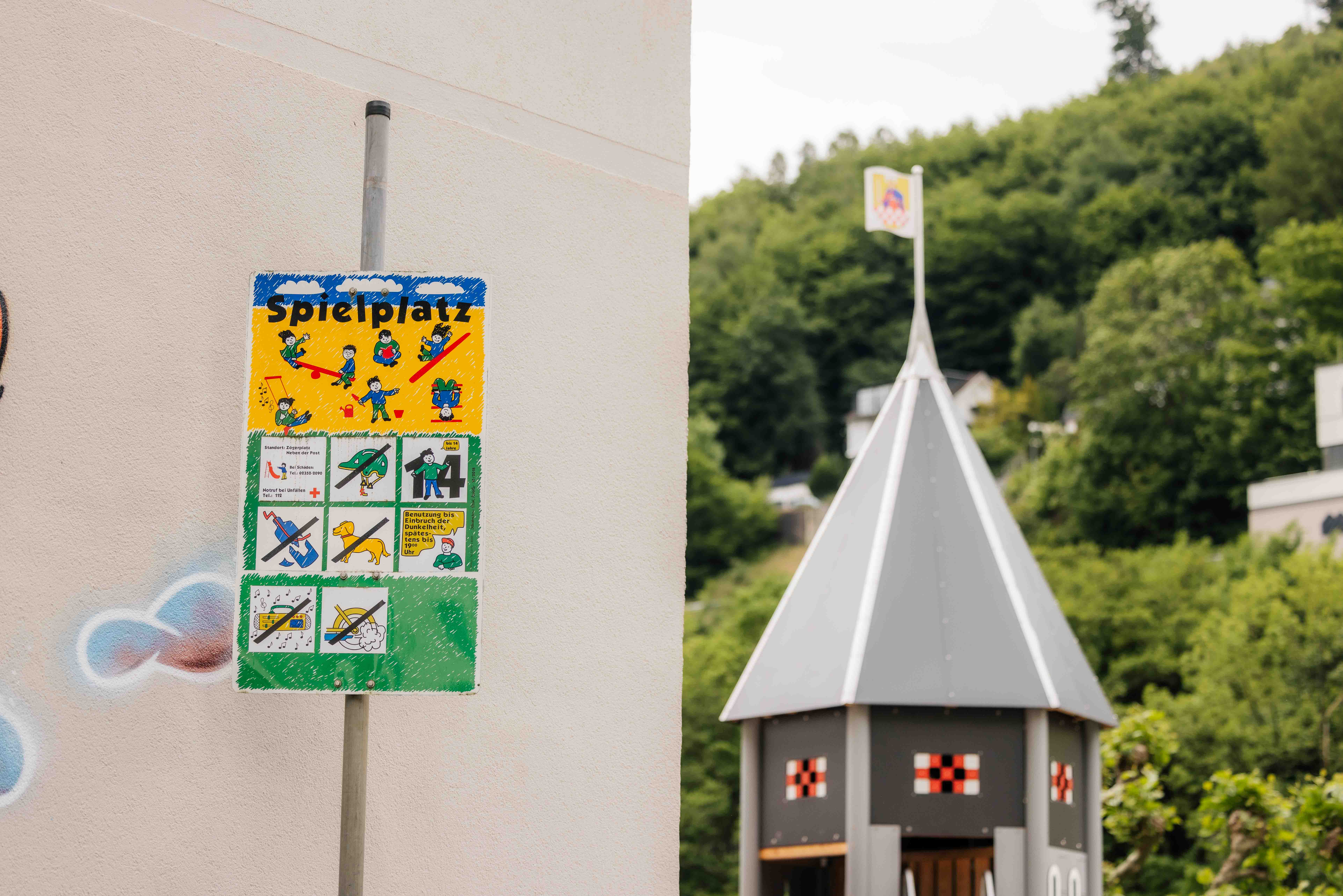 Das Bild zeigt einen Spielplatz in Altena City und Fokussiert das Schild mit den Regeln fĂĽr die Benutzung