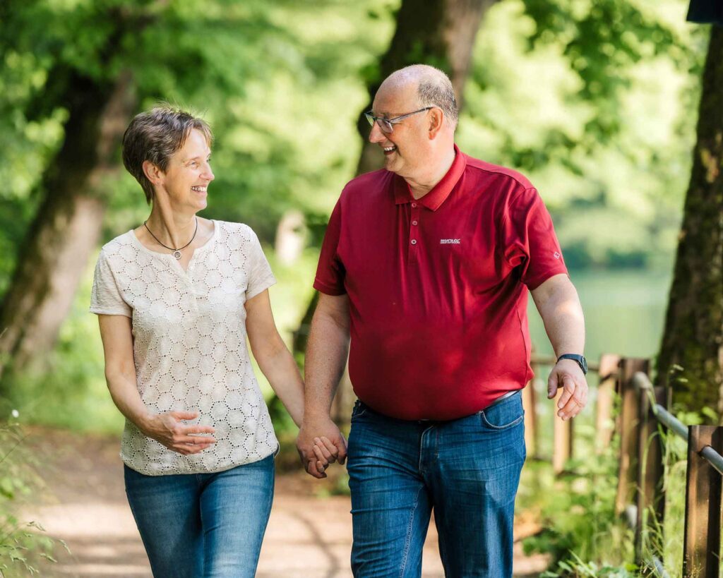 Guido und seine Frau spazieren an der Fuellbecke Talsperre
