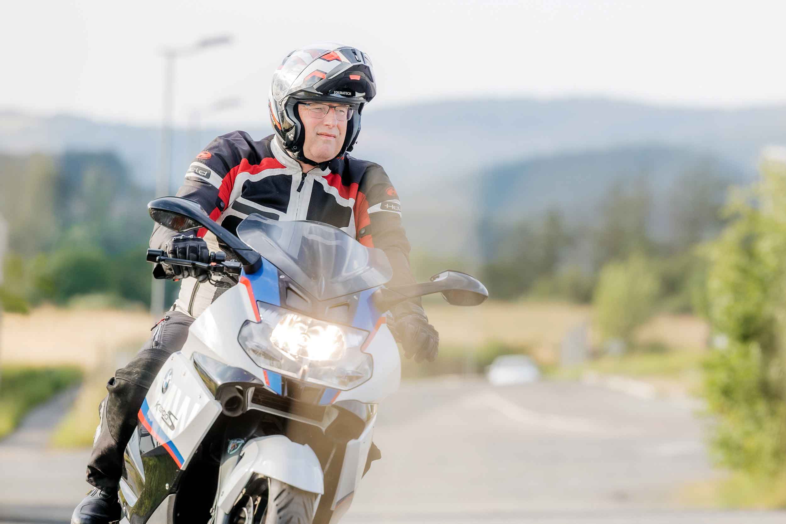 Wenn ich mit meinem Motorrad fahre, merke ich es besonders intensiv: Unsere Straßen brauchen mehr Aufmerksamkeit!