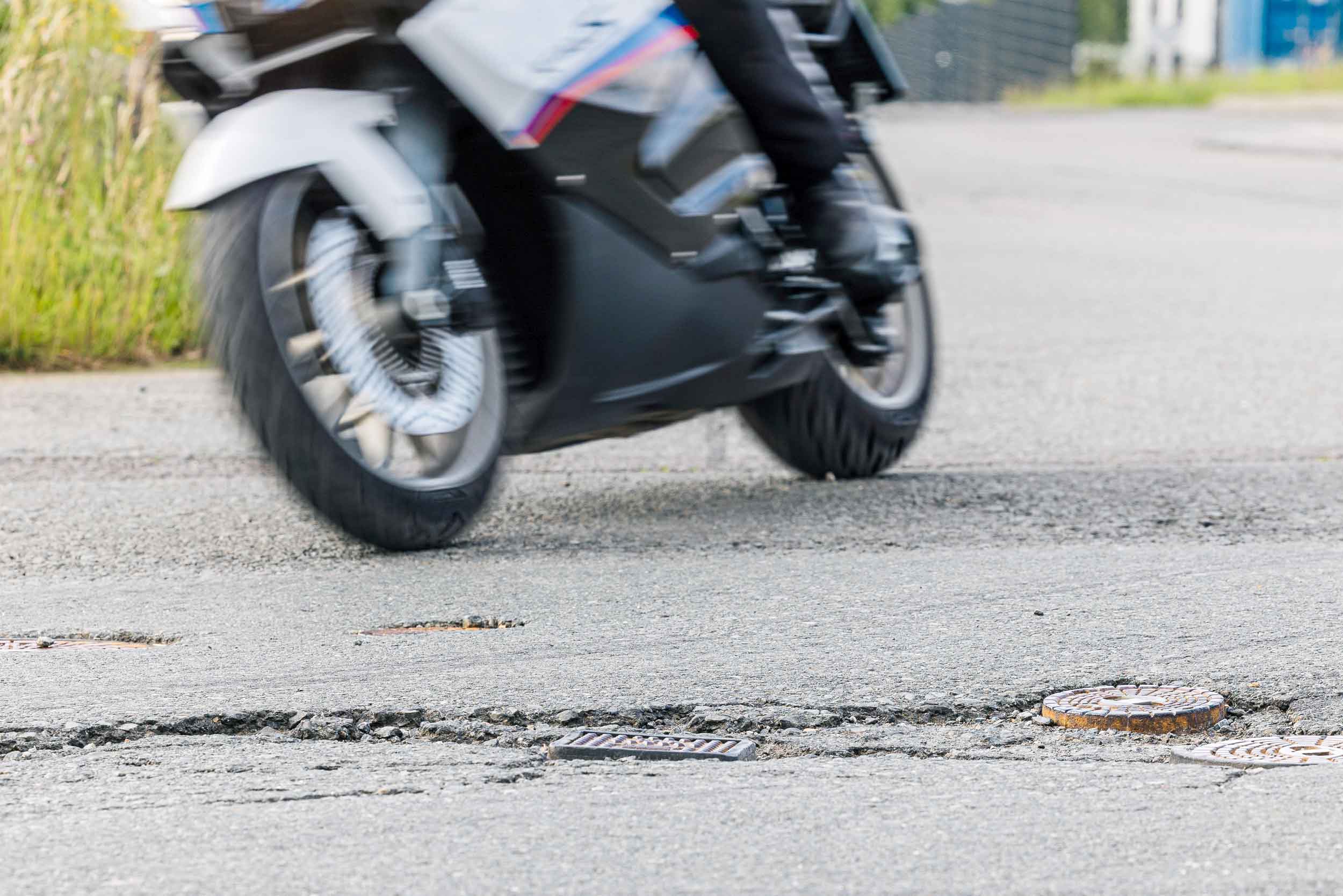 Wenn ich mit meinem Motorrad fahre, merke ich es besonders intensiv: Unsere Straßen brauchen mehr Aufmerksamkeit!